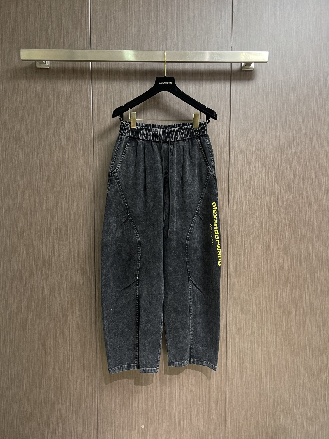 Alexander WANG 亚历山大王 侧边印花品牌标识logo牛仔长裤，生活休闲日常皆宜。选用的牛仔