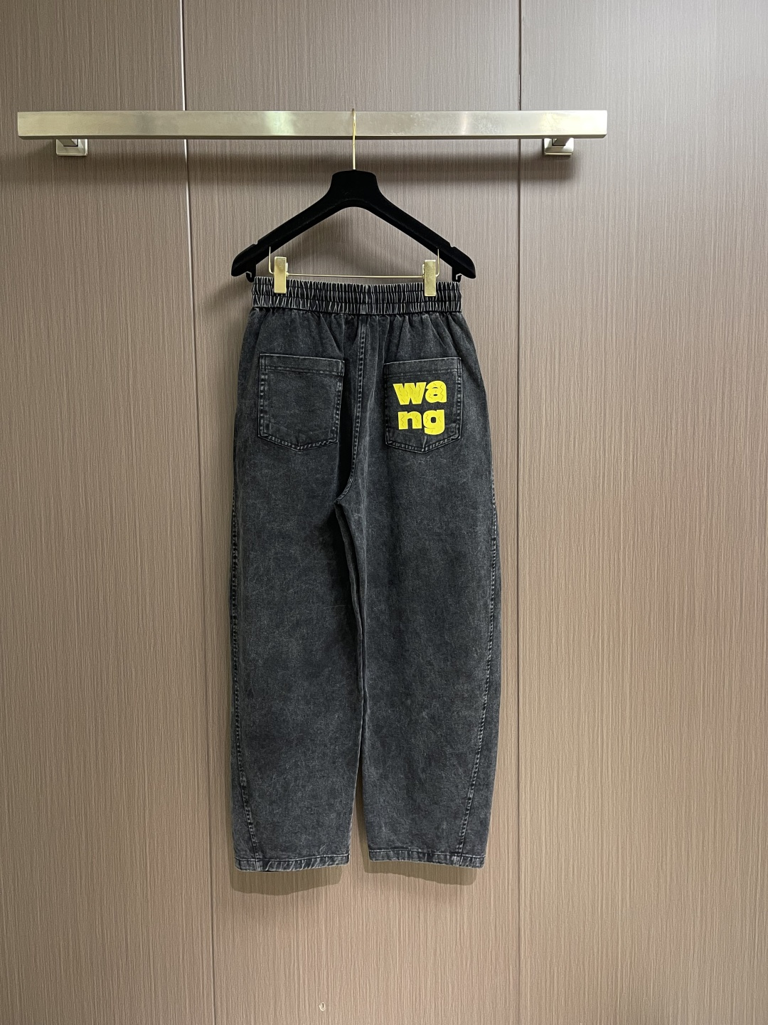 Alexander WANG 亚历山大王 侧边印花品牌标识logo牛仔长裤，生活休闲日常皆宜。选用的牛仔