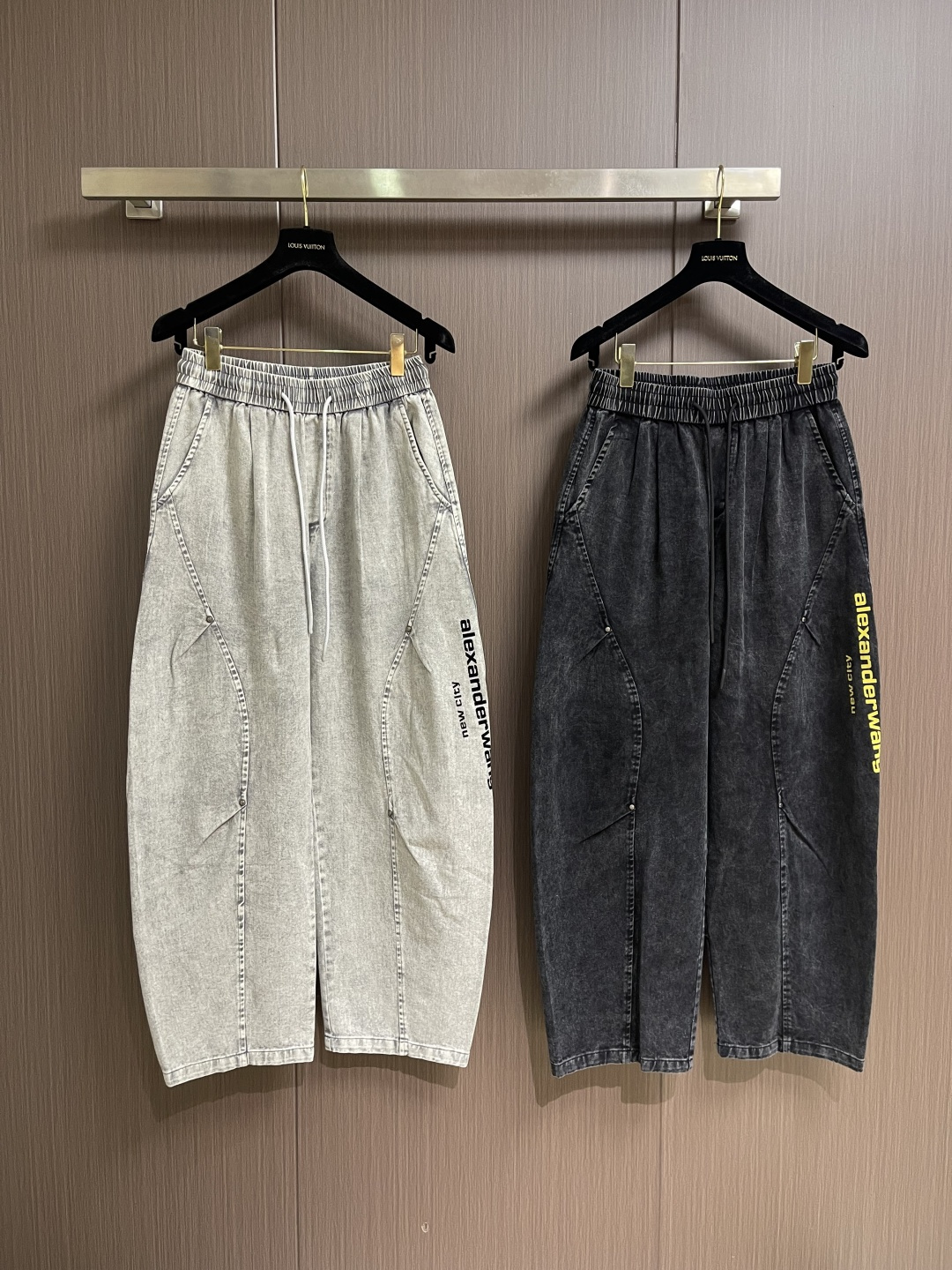 Alexander WANG 亚历山大王 侧边印花品牌标识logo牛仔长裤，生活休闲日常皆宜。选用的牛仔