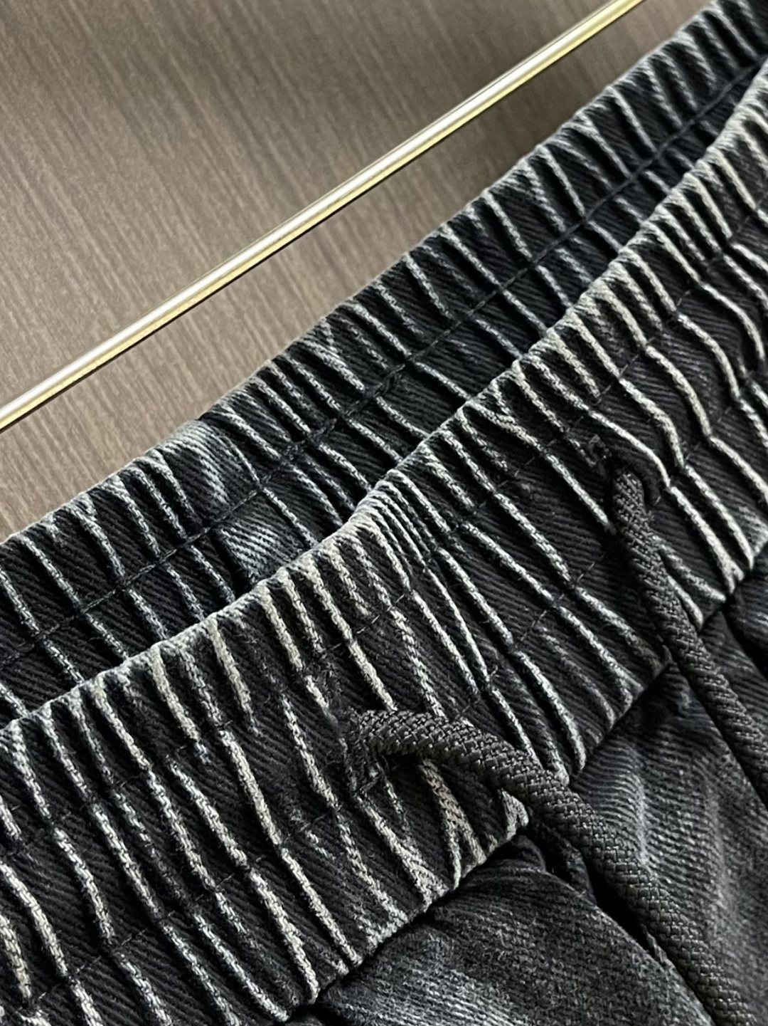 Alexander WANG 亚历山大王 侧边印花品牌标识logo牛仔长裤，生活休闲日常皆宜。选用的牛仔