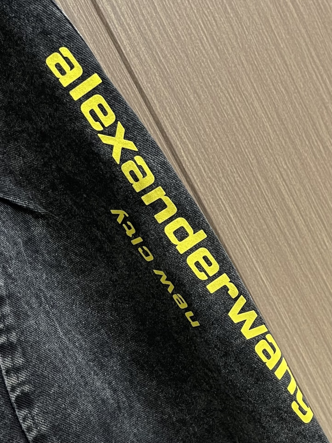 Alexander WANG 亚历山大王 侧边印花品牌标识logo牛仔长裤，生活休闲日常皆宜。选用的牛仔