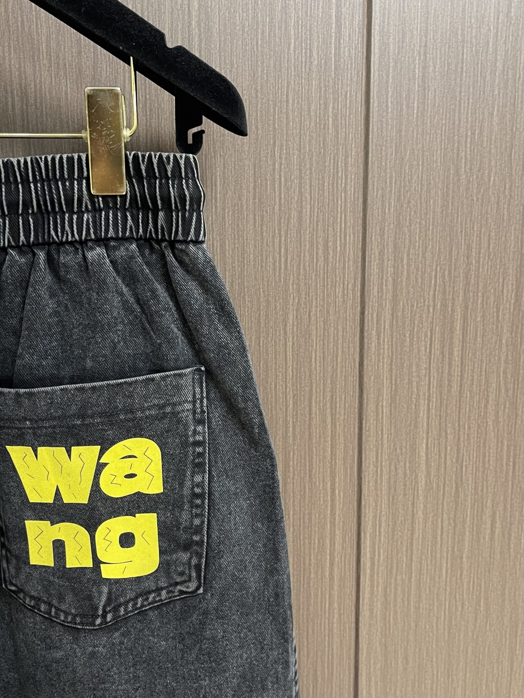 Alexander WANG 亚历山大王 侧边印花品牌标识logo牛仔长裤，生活休闲日常皆宜。选用的牛仔