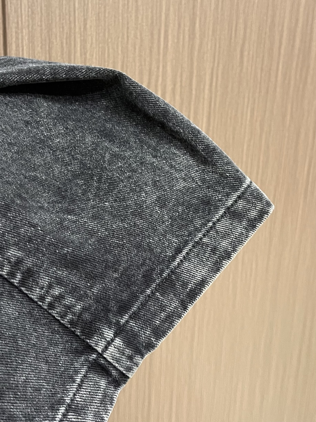 Alexander WANG 亚历山大王 侧边印花品牌标识logo牛仔长裤，生活休闲日常皆宜。选用的牛仔