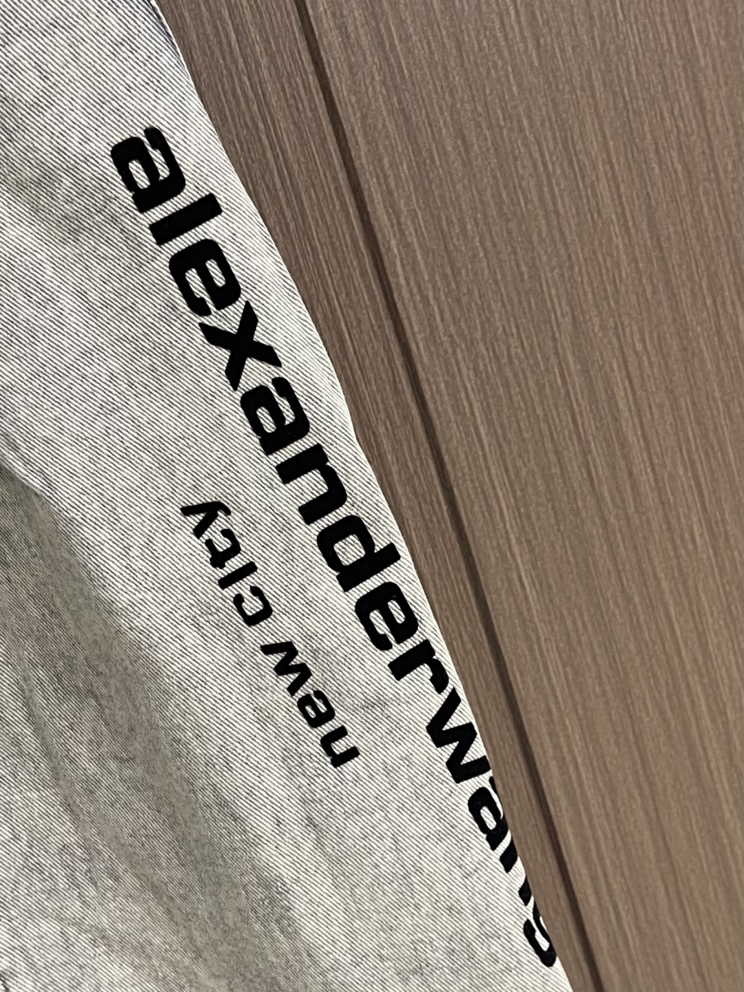 Alexander WANG 亚历山大王 侧边印花品牌标识logo牛仔长裤，生活休闲日常皆宜。选用的牛仔
