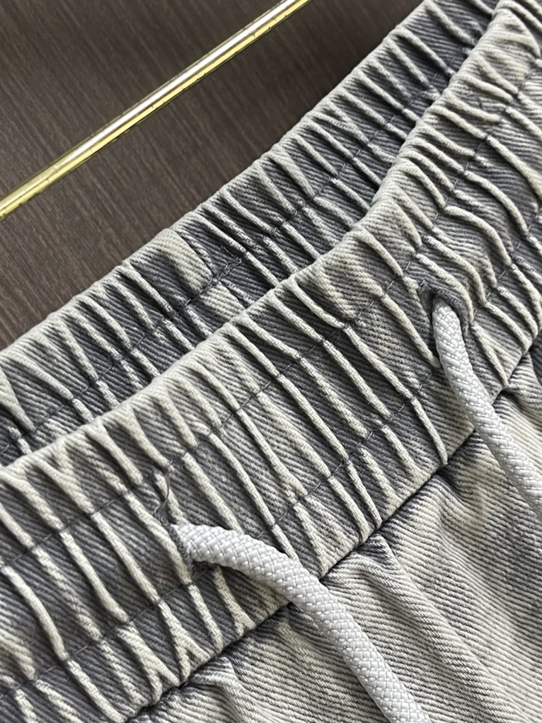 Alexander WANG 亚历山大王 侧边印花品牌标识logo牛仔长裤，生活休闲日常皆宜。选用的牛仔