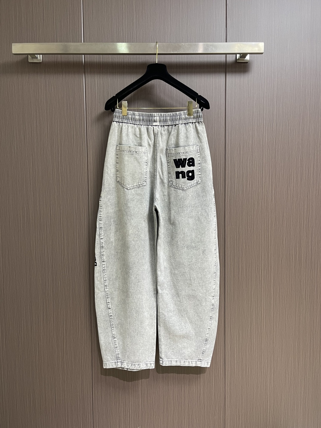 Alexander WANG 亚历山大王 侧边印花品牌标识logo牛仔长裤，生活休闲日常皆宜。选用的牛仔