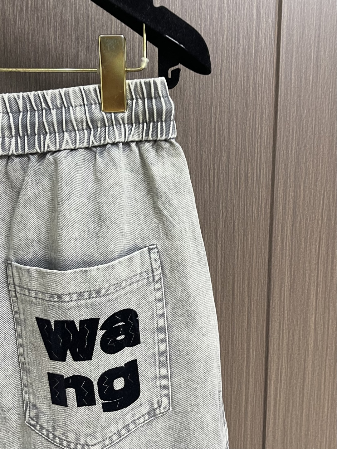 Alexander WANG 亚历山大王 侧边印花品牌标识logo牛仔长裤，生活休闲日常皆宜。选用的牛仔
