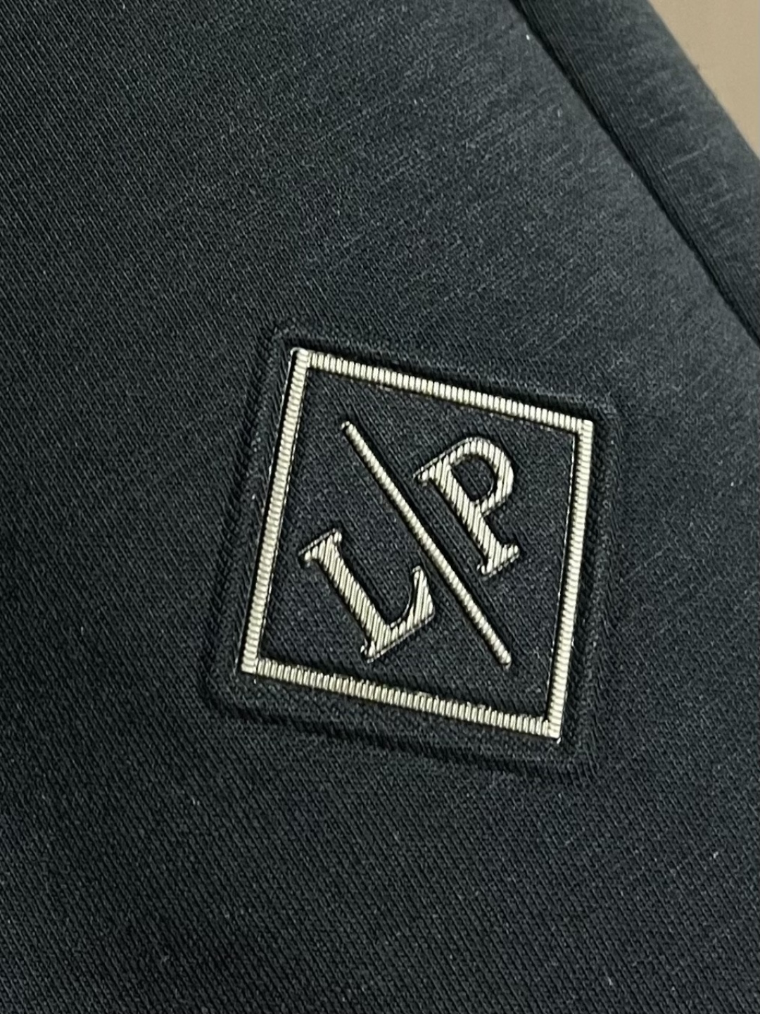Loro Piana LoroPiana 2026SS春夏新款直筒裤休闲裤，以意大利匠艺重塑夏日松弛感。