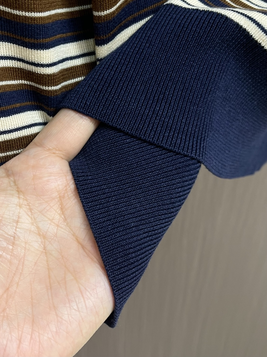 MIUMIU 徽标字母条纹翻领长袖POLO，经典的条纹元素上身将复古时尚完美演绎！叠穿单穿百搭款藏青撞色