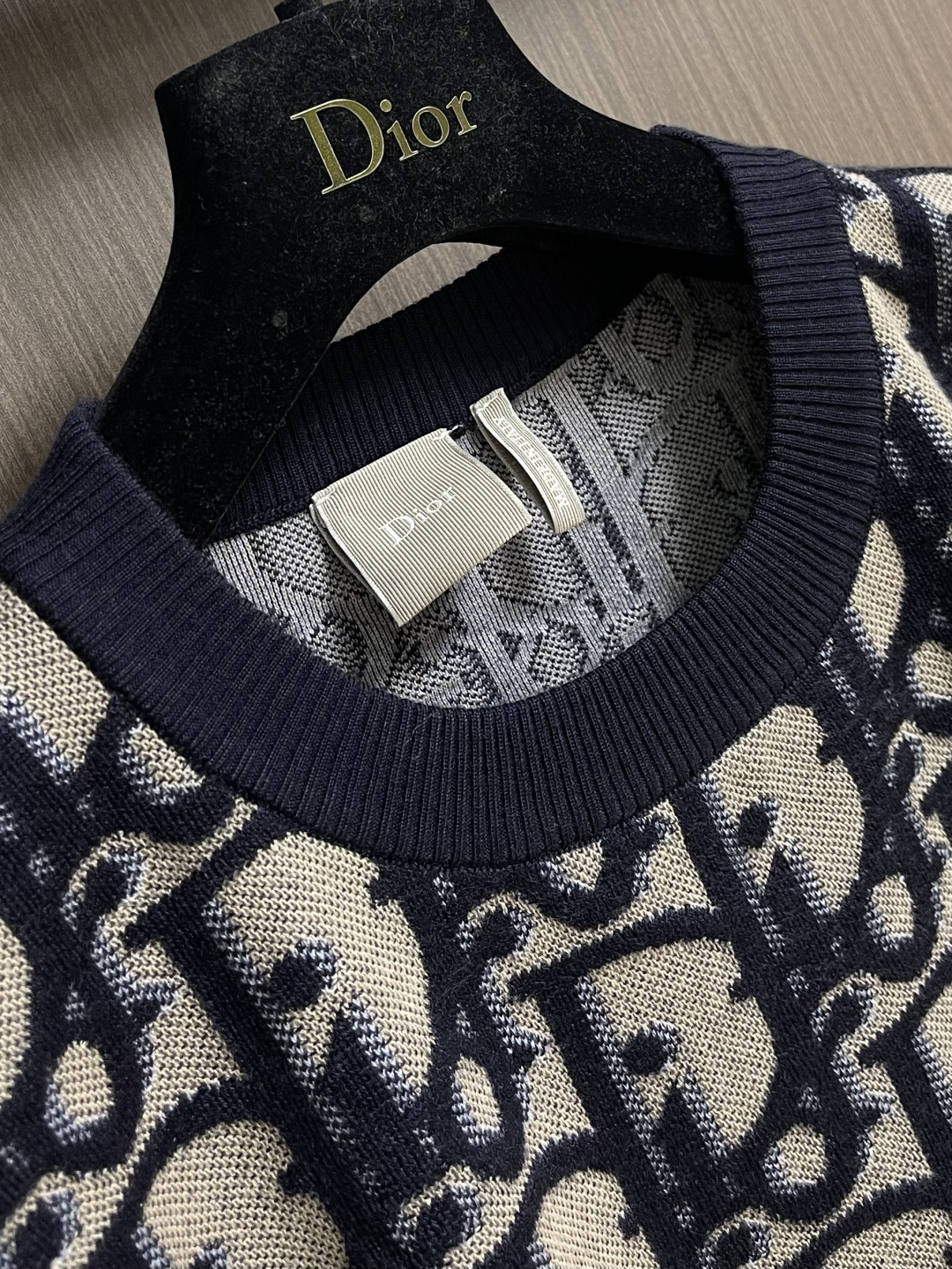 Dior 字母拼色提花针织圆领针织毛衣，这款圆领毛衣采用进口羊毛混纺面料，通过色织提花工艺将藏蓝与浅灰交