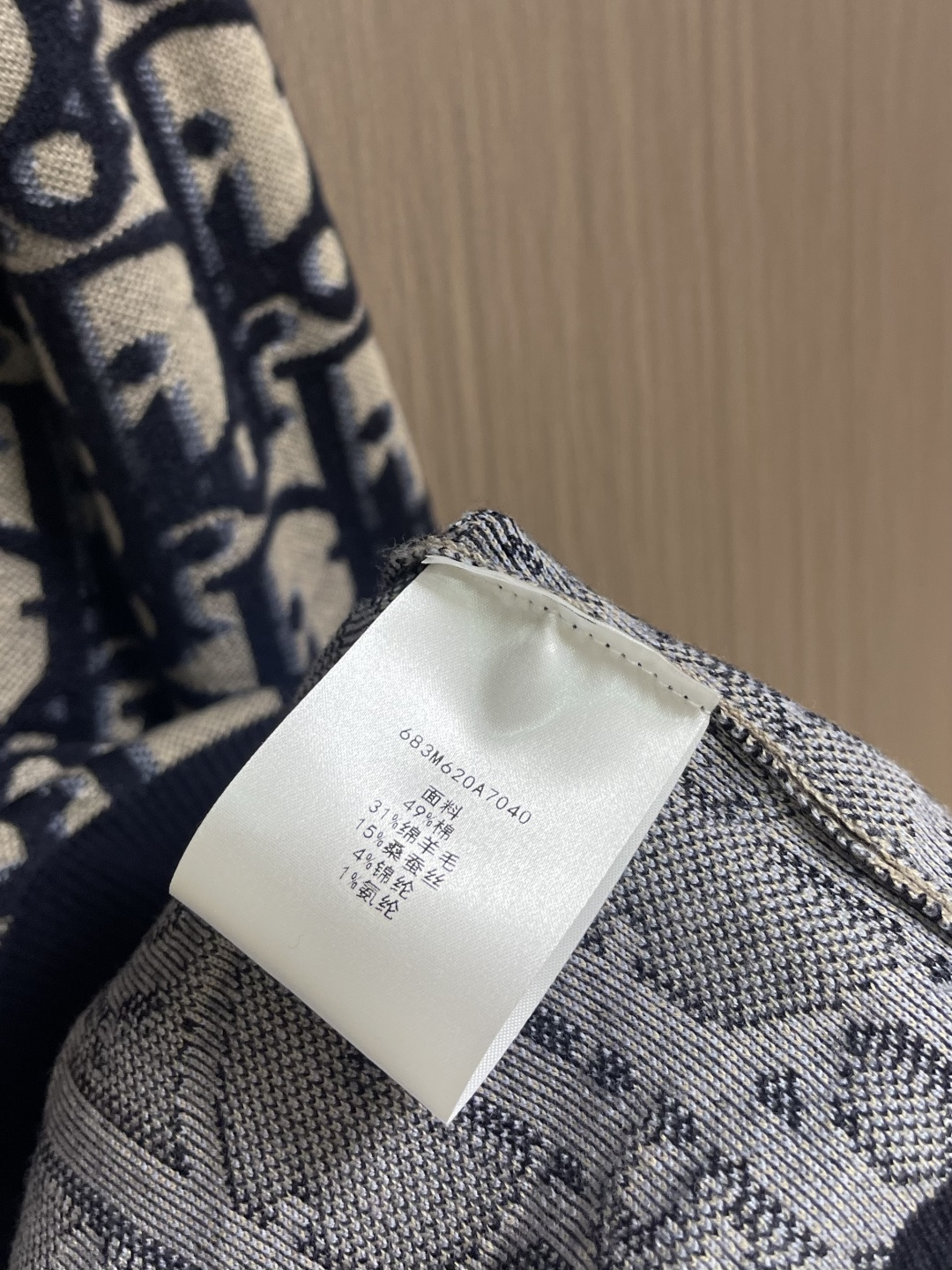 Dior 字母拼色提花针织圆领针织毛衣，这款圆领毛衣采用进口羊毛混纺面料，通过色织提花工艺将藏蓝与浅灰交