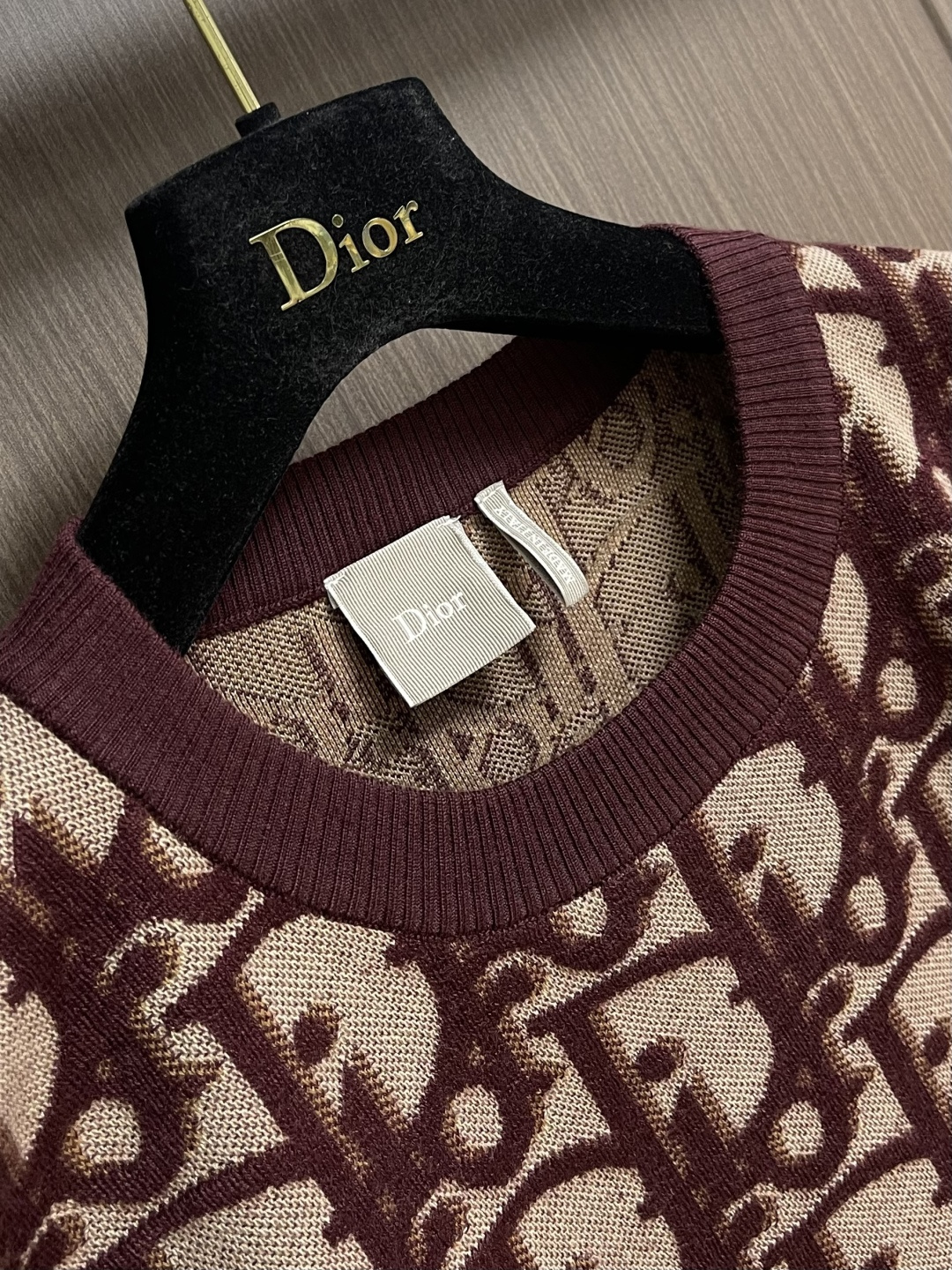 Dior 字母拼色提花针织圆领针织毛衣，这款圆领毛衣采用进口羊毛混纺面料，通过色织提花工艺将藏蓝与浅灰交