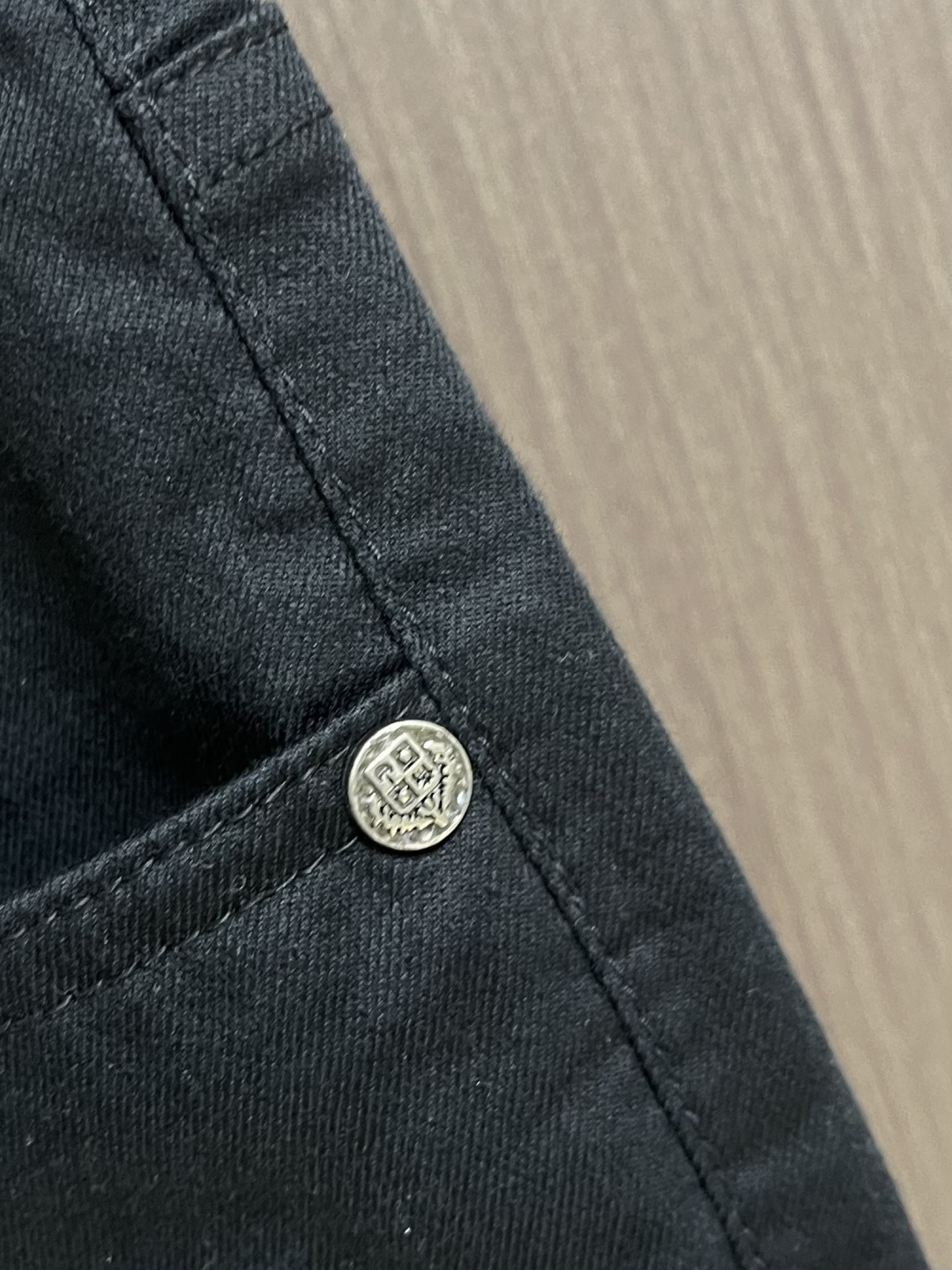 Loro Piana 水洗休闲裤 肉眼可见的利落裁剪，直筒修身款裤型！密实齐整走线，客供定制五金并有lo