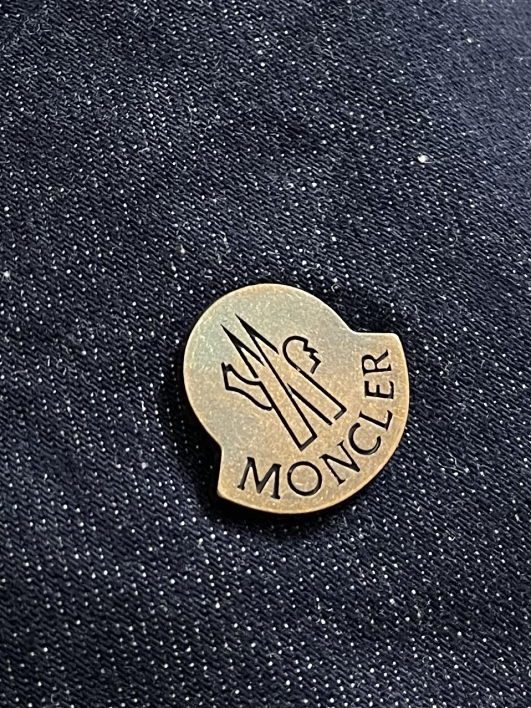 Moncler 2026SS夏季新款牛仔裤，超级百搭、殿堂级的牛仔裤，采用丹宁牛仔布，通过环保洗水工艺使