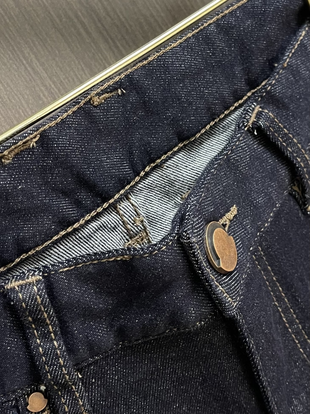Moncler 2026SS夏季新款牛仔裤，超级百搭、殿堂级的牛仔裤，采用丹宁牛仔布，通过环保洗水工艺使