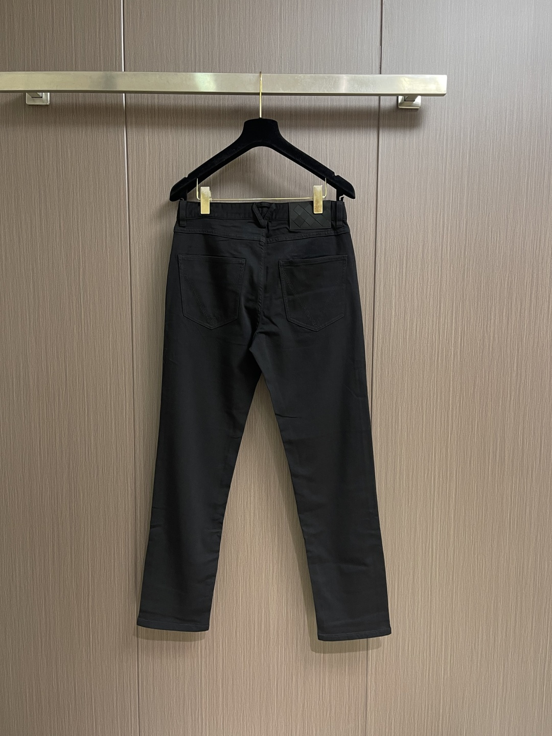 BV 2026FW早春新品休闲裤。极符合 bv 美学基调的一款休闲款，通体完美沿袭了 bv 低调奢华内敛