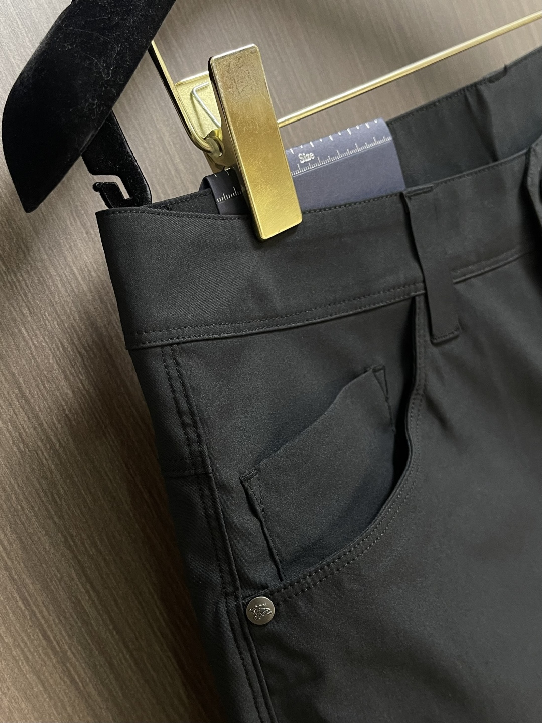 Burberry 2026SS春夏新款休闲裤，采用客供面料，战马标logo标志彰显品牌特征，针脚非常细密
