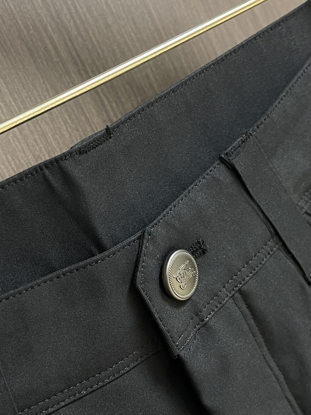 Burberry 2026SS春夏新款休闲裤，采用客供面料，战马标logo标志彰显品牌特征，针脚非常细密