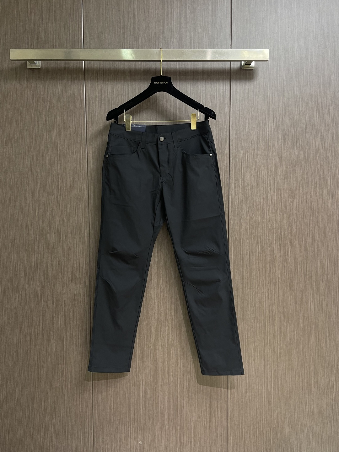 Burberry 2026SS春夏新款休闲裤，采用客供面料，战马标logo标志彰显品牌特征，针脚非常细密