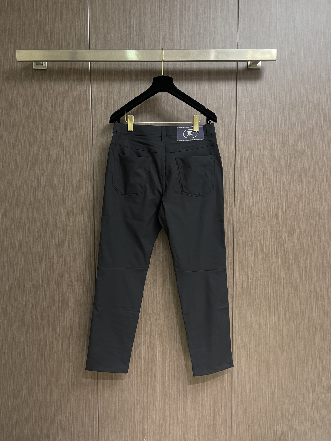 Burberry 2026SS春夏新款休闲裤，采用客供面料，战马标logo标志彰显品牌特征，针脚非常细密