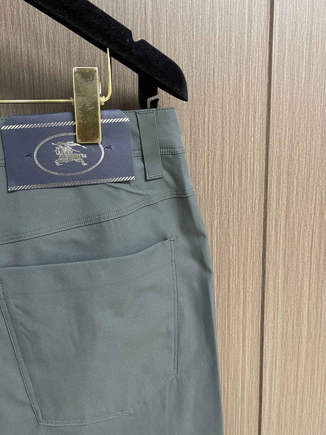 Burberry 2026SS春夏新款休闲裤，采用客供面料，战马标logo标志彰显品牌特征，针脚非常细密