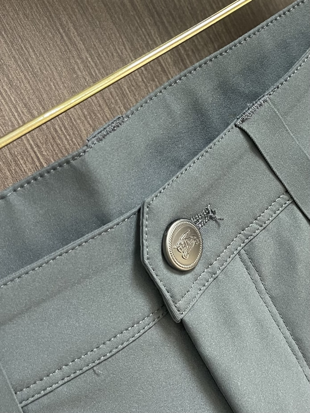 Burberry 2026SS春夏新款休闲裤，采用客供面料，战马标logo标志彰显品牌特征，针脚非常细密