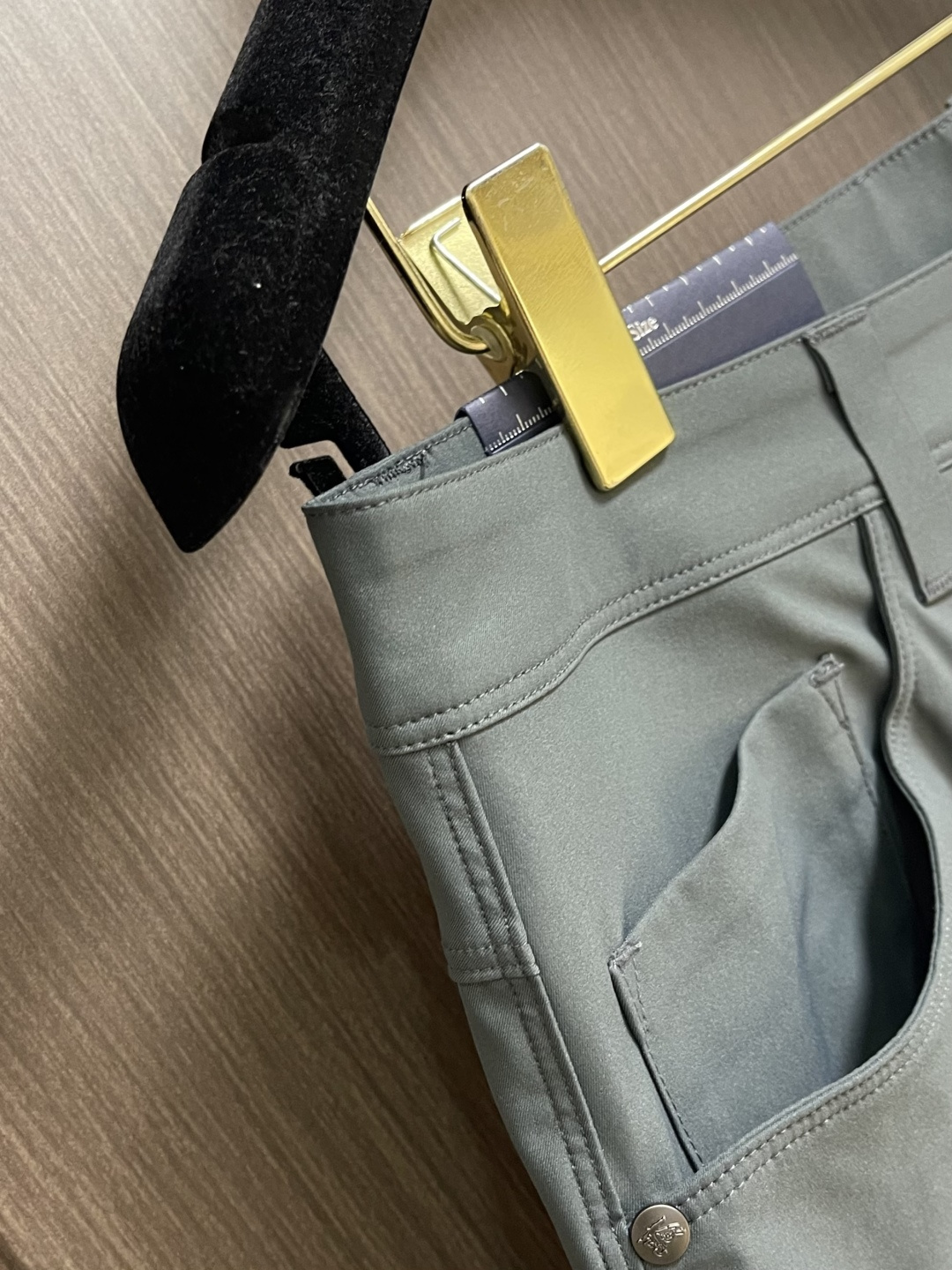 Burberry 2026SS春夏新款休闲裤，采用客供面料，战马标logo标志彰显品牌特征，针脚非常细密