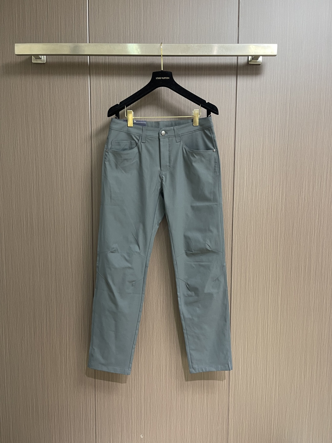 Burberry 2026SS春夏新款休闲裤，采用客供面料，战马标logo标志彰显品牌特征，针脚非常细密
