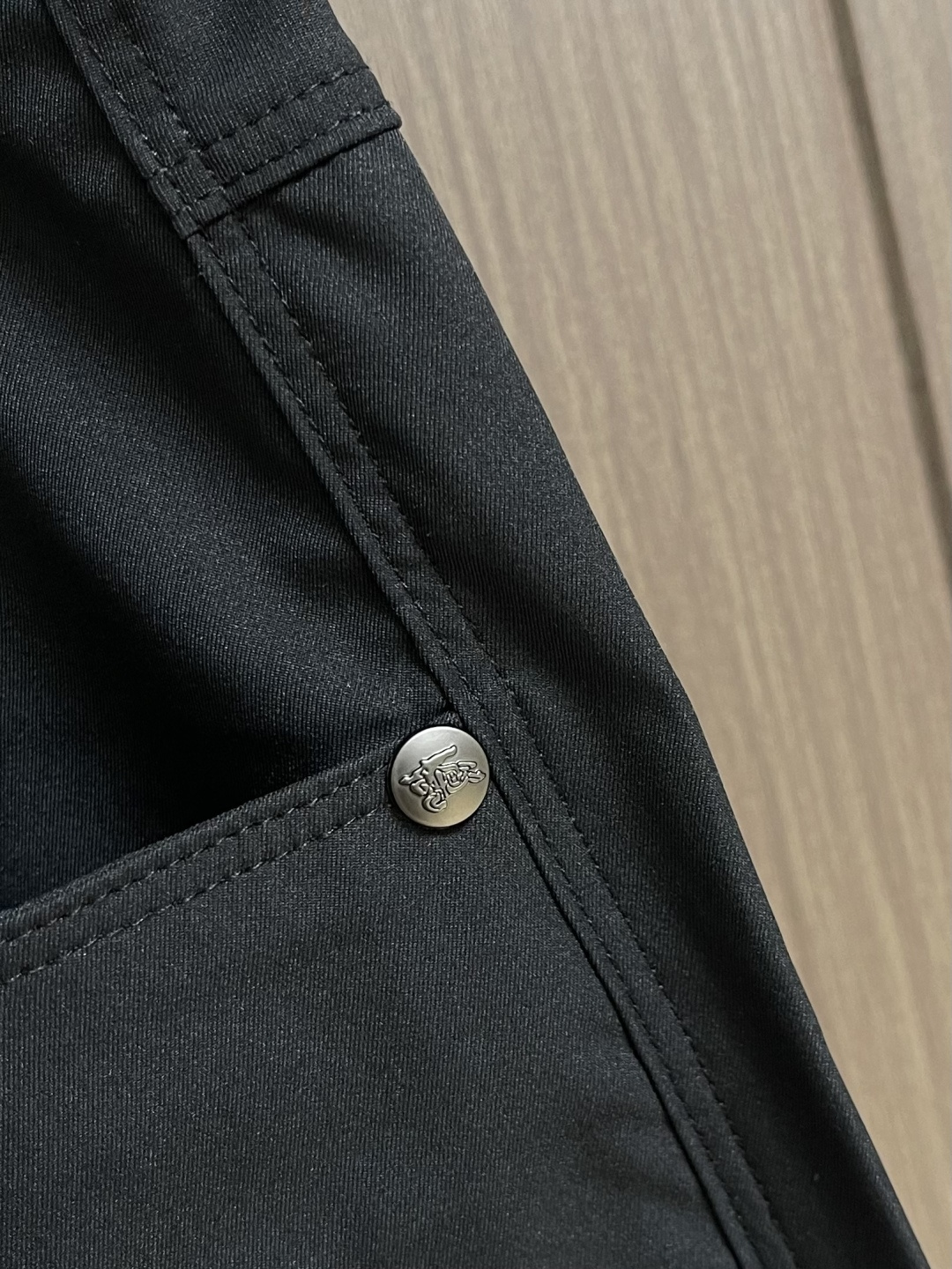 Burberry 2026SS春夏新款休闲裤，采用客供面料，战马标logo标志彰显品牌特征，针脚非常细密