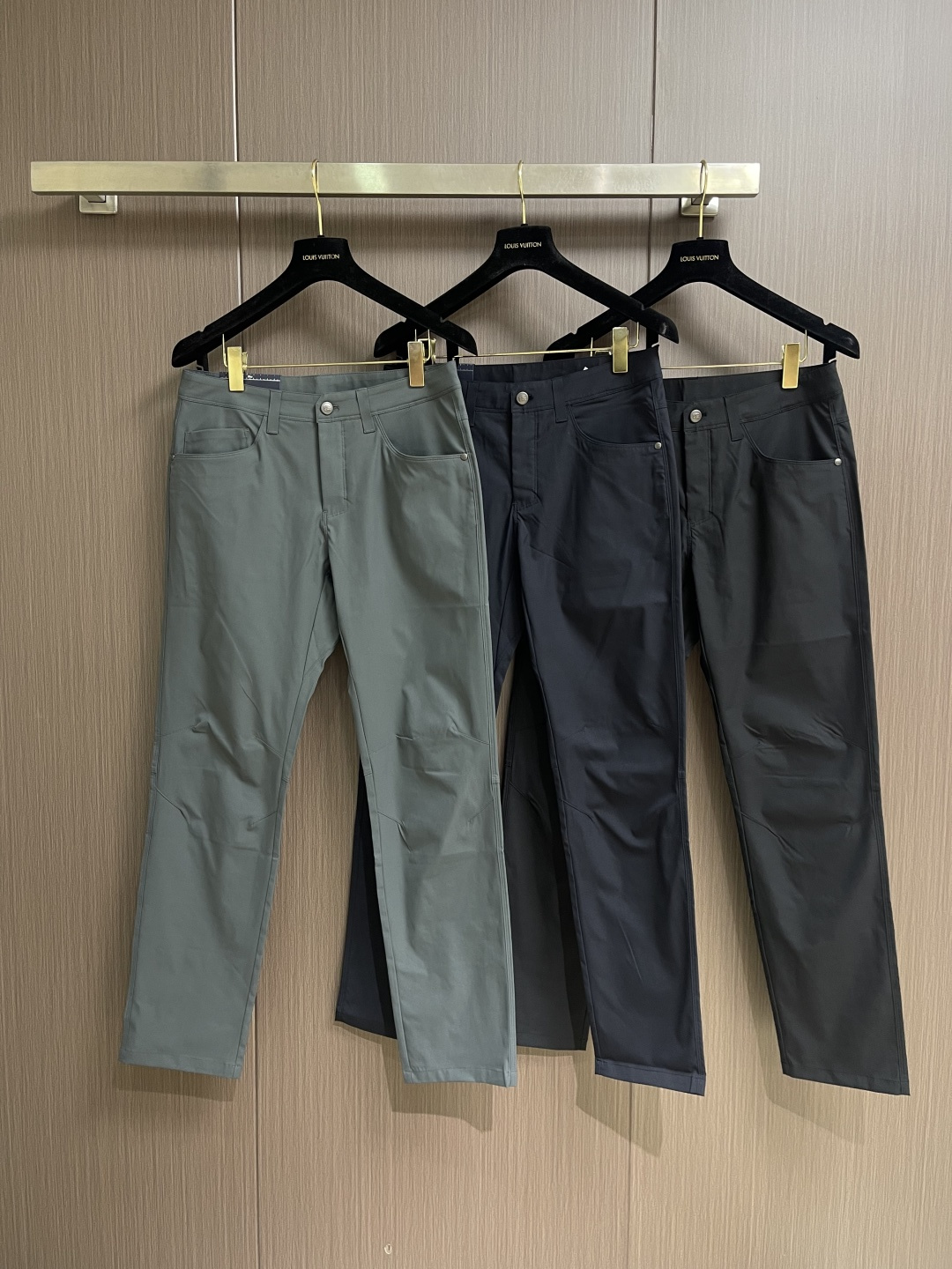 Burberry 2026SS春夏新款休闲裤，采用客供面料，战马标logo标志彰显品牌特征，针脚非常细密