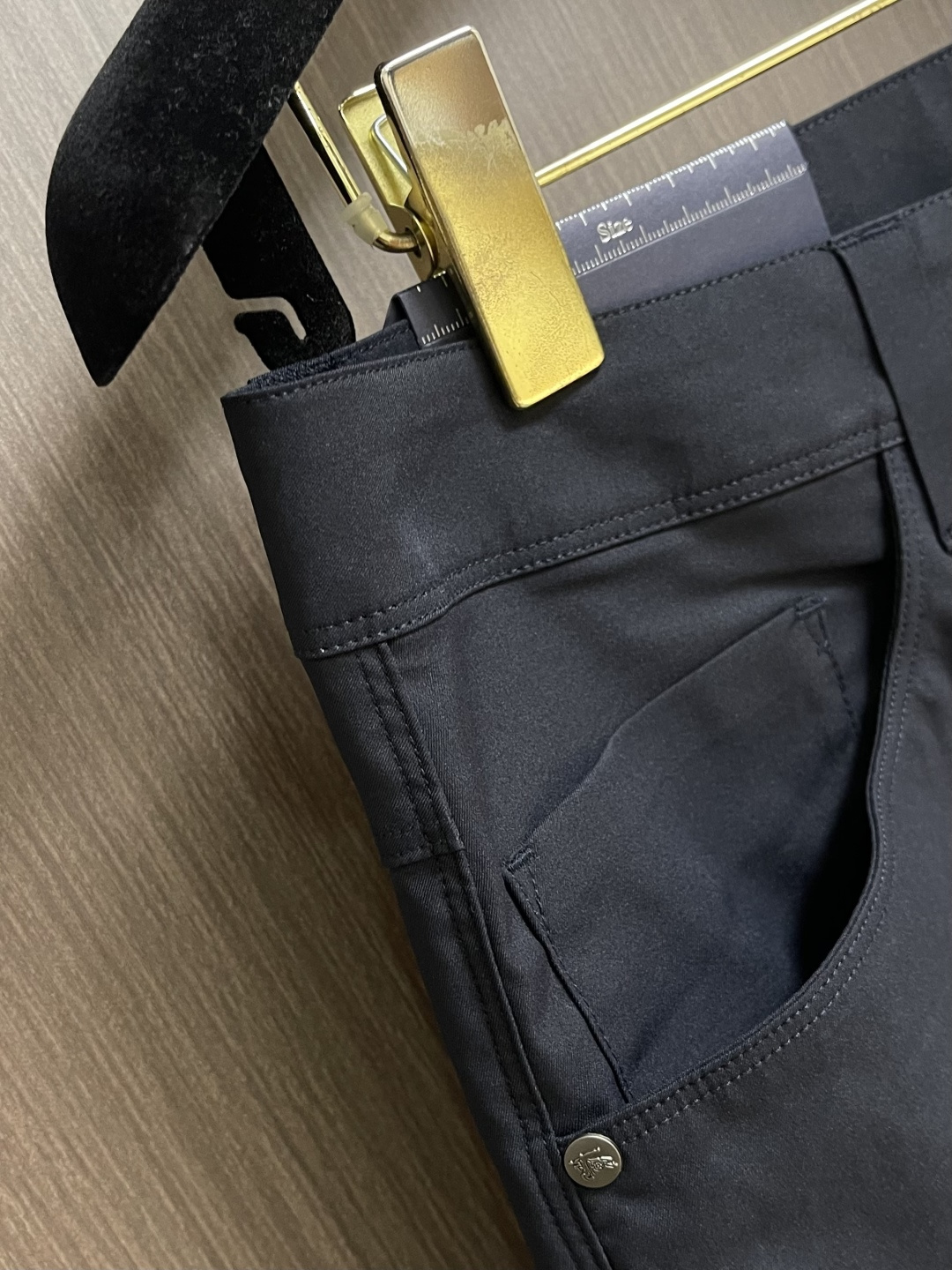 Burberry 2026SS春夏新款休闲裤，采用客供面料，战马标logo标志彰显品牌特征，针脚非常细密