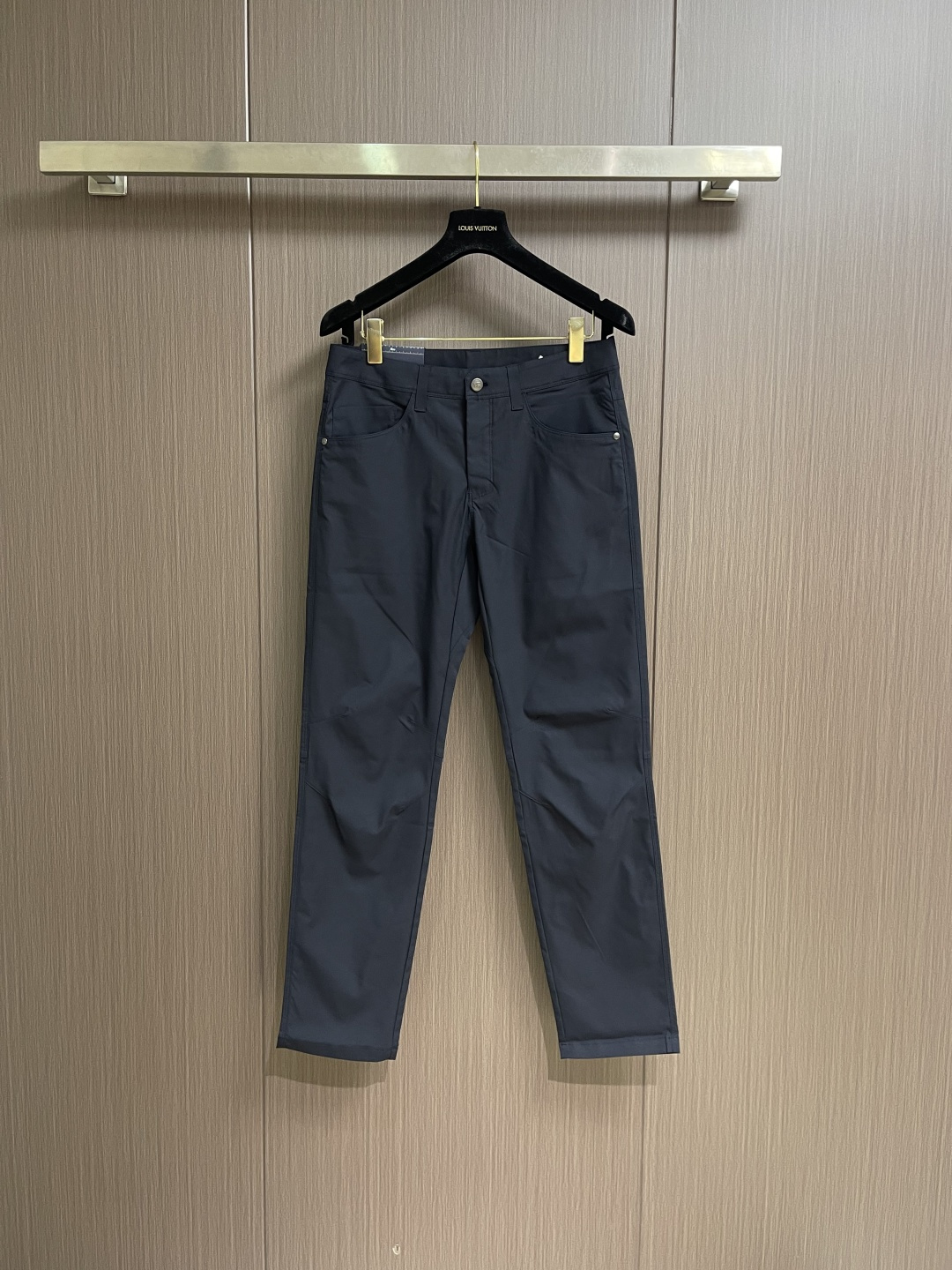 Burberry 2026SS春夏新款休闲裤，采用客供面料，战马标logo标志彰显品牌特征，针脚非常细密