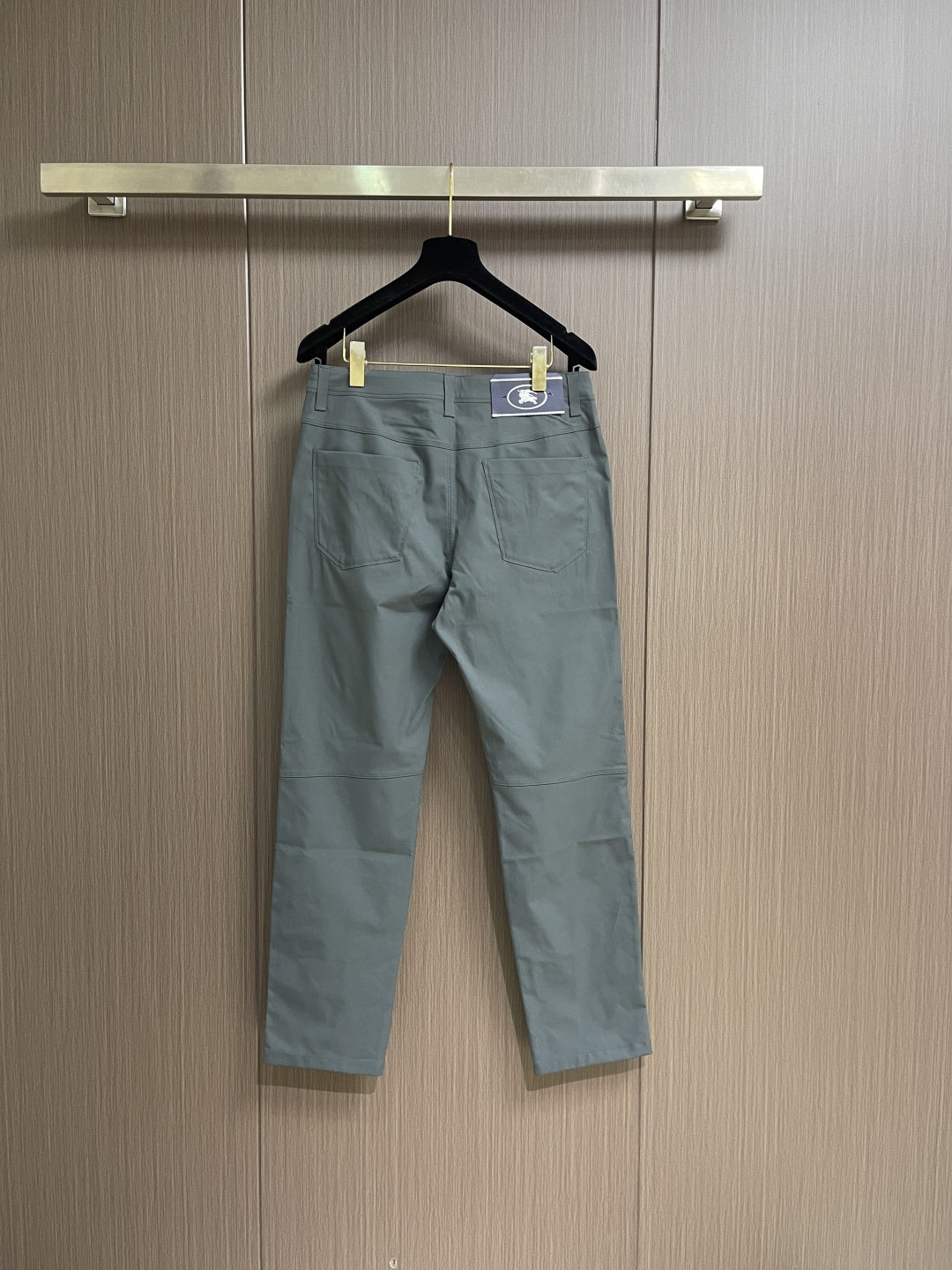 Burberry 2026SS春夏新款休闲裤，采用客供面料，战马标logo标志彰显品牌特征，针脚非常细密
