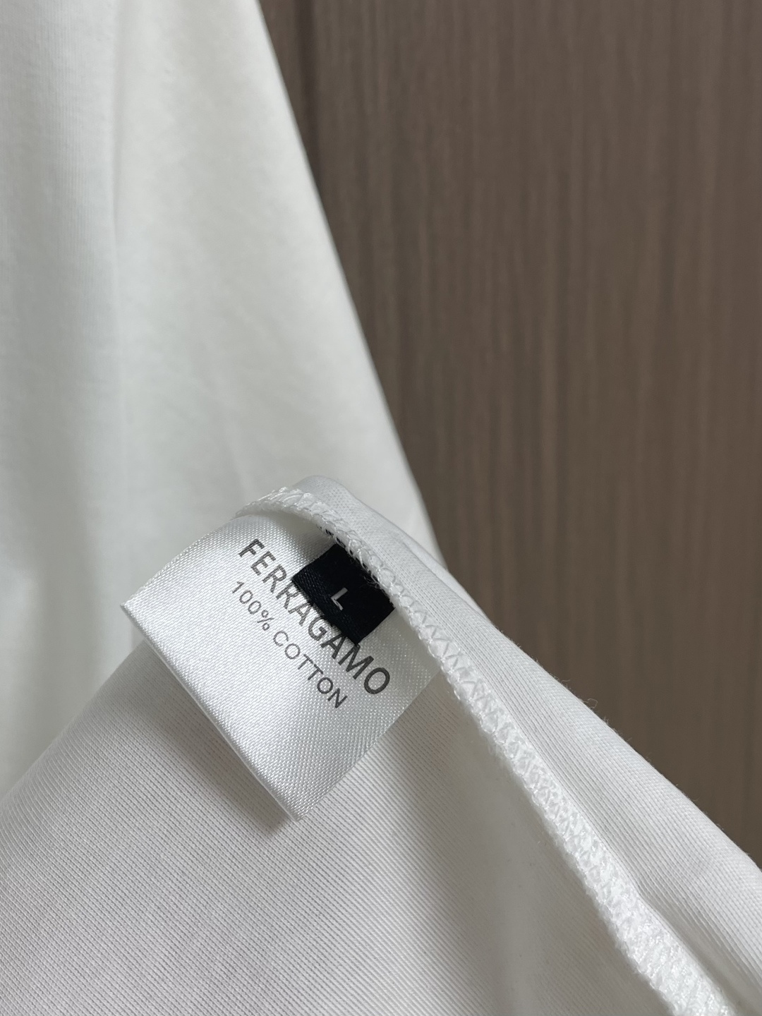 Ferragamo菲拉格慕 经典标刺绣标识情侣款短袖T恤，面料婴儿肌肤版存在 面料支数很高密度高 所以感