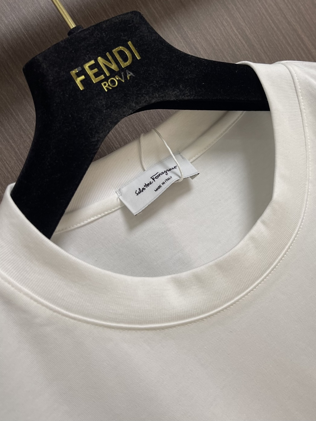 Ferragamo菲拉格慕 经典标刺绣标识情侣款短袖T恤，面料婴儿肌肤版存在 面料支数很高密度高 所以感