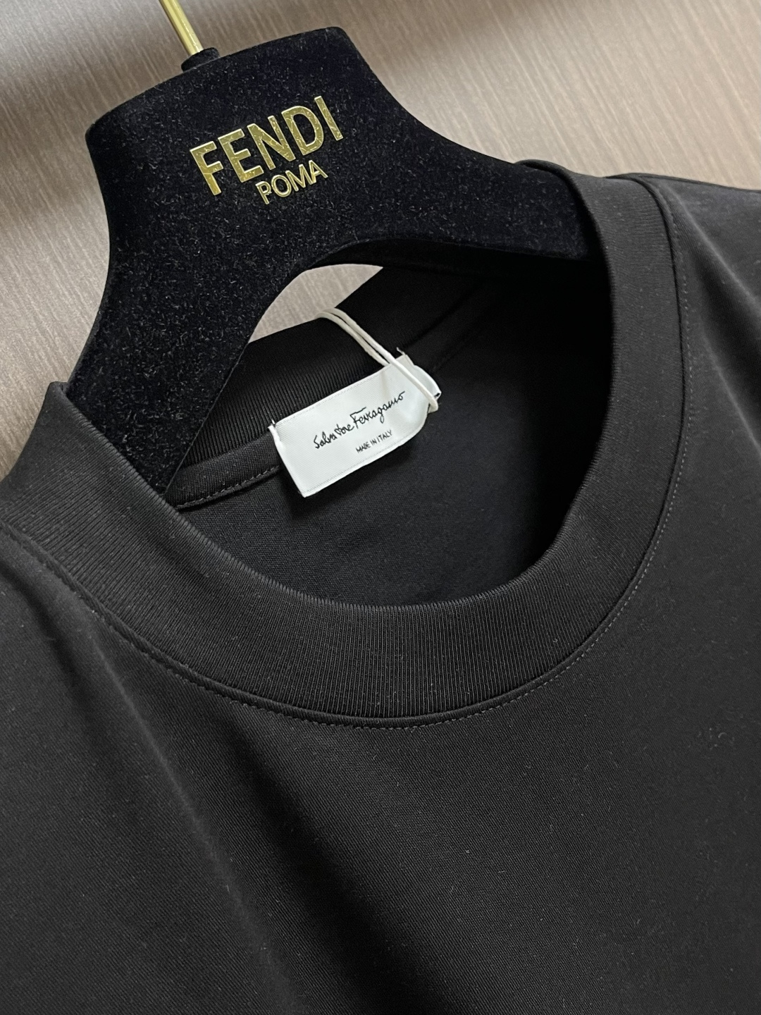 Ferragamo菲拉格慕 经典标刺绣标识情侣款短袖T恤，面料婴儿肌肤版存在 面料支数很高密度高 所以感
