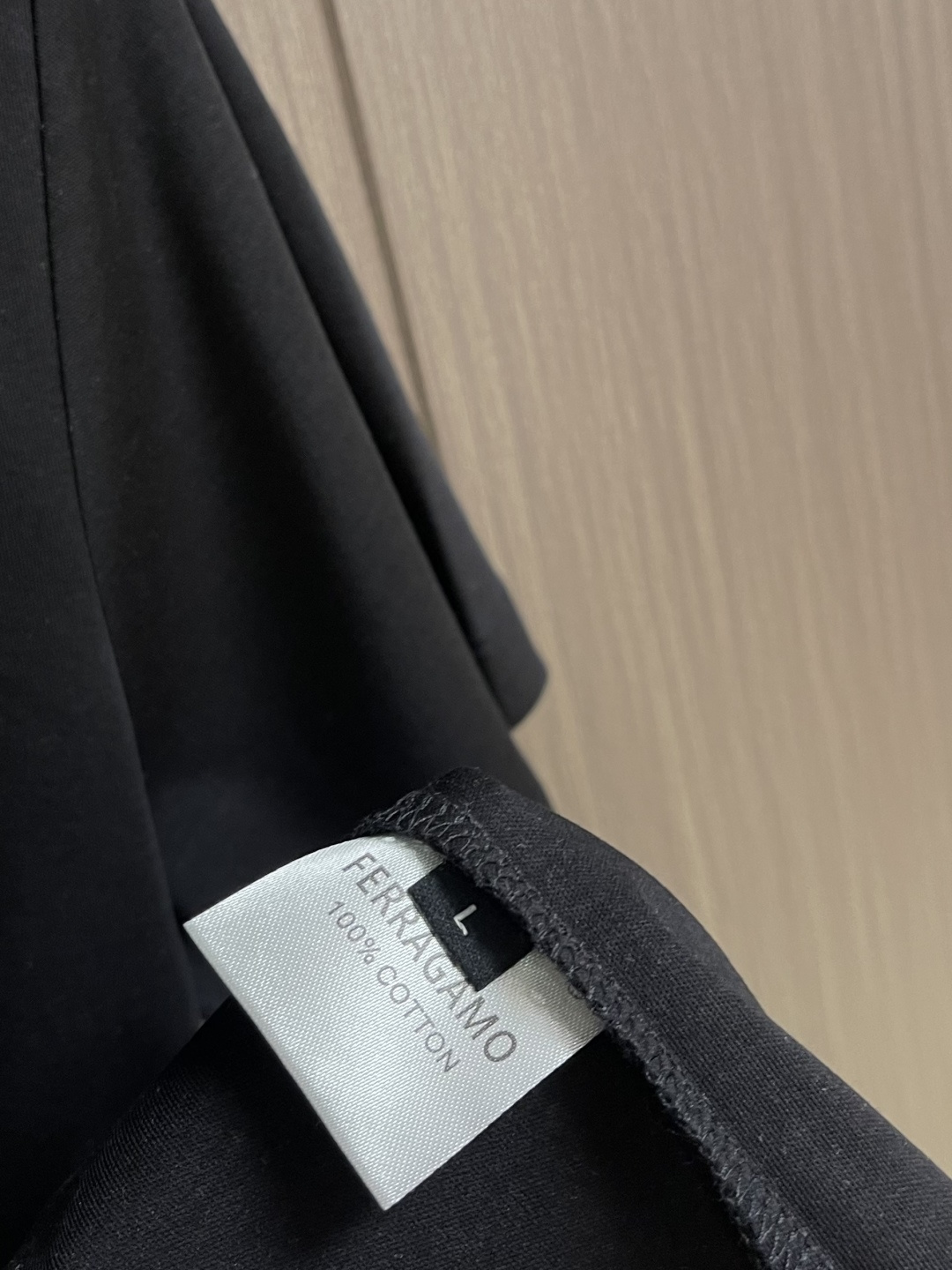 Ferragamo菲拉格慕 经典标刺绣标识情侣款短袖T恤，面料婴儿肌肤版存在 面料支数很高密度高 所以感