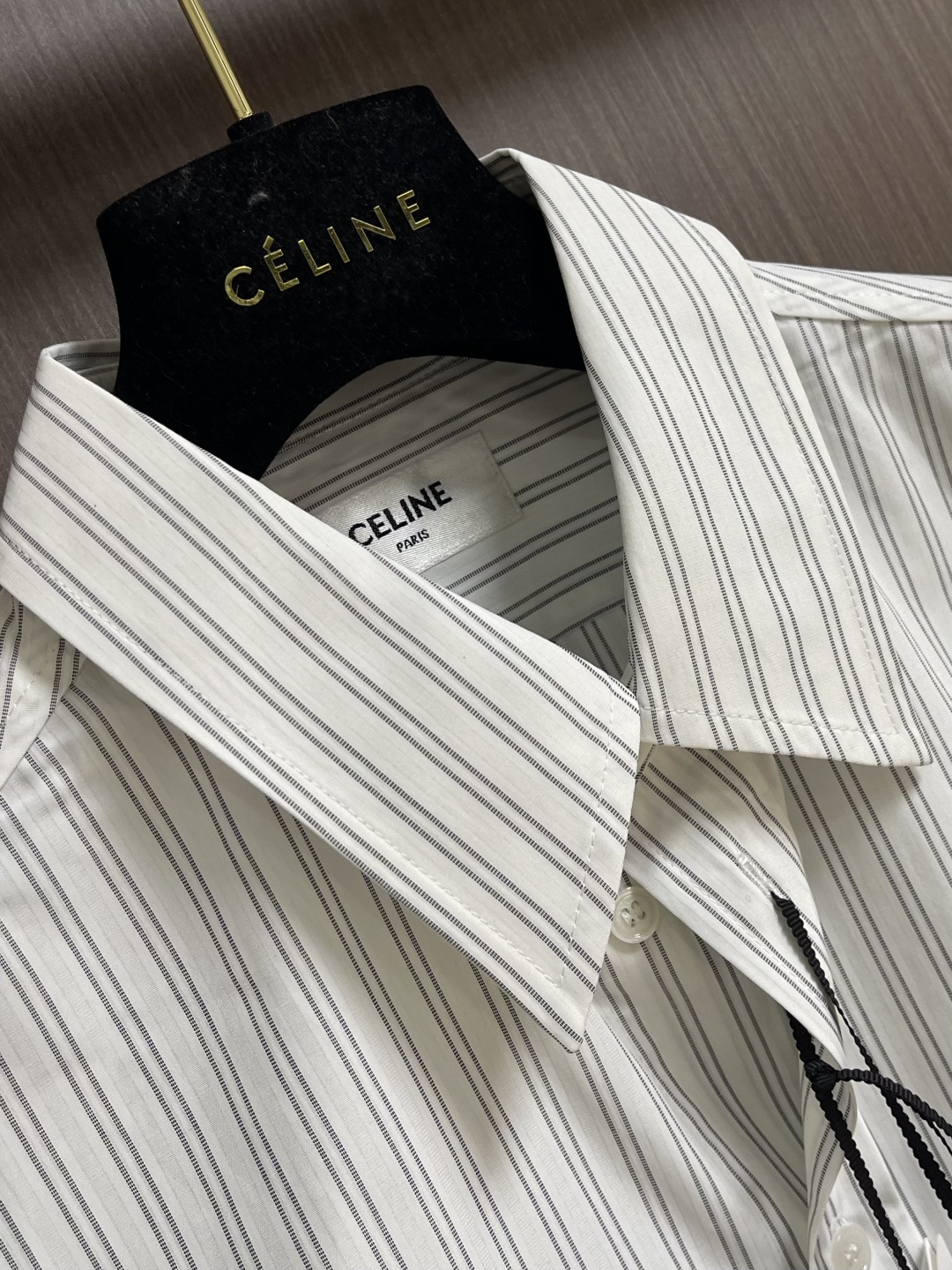 Celine 口袋条纹长袖衬衫，这款CELINE白底色细条纹，精选高支精梳棉府绸面料，经氨免烫与预缩定型