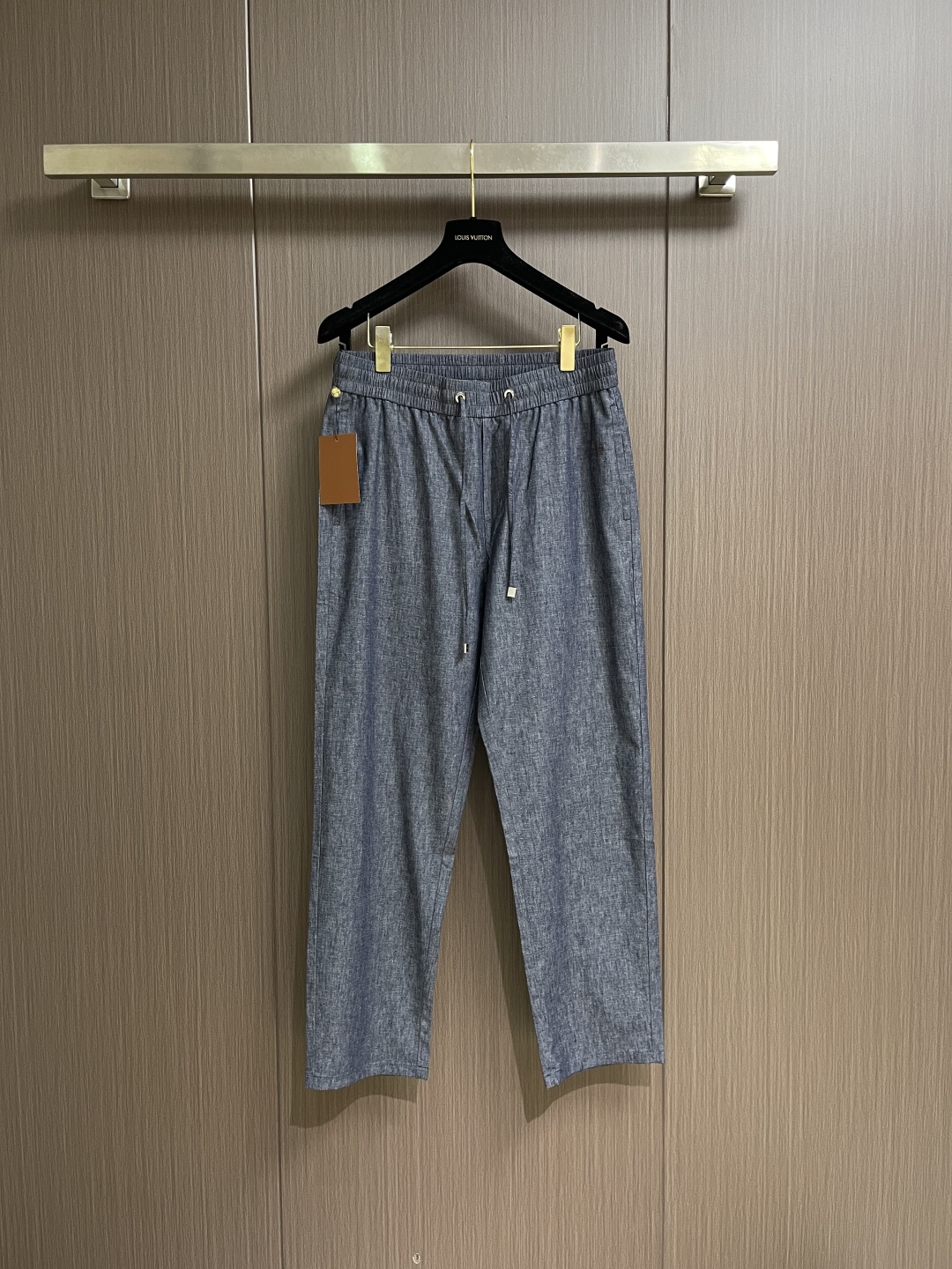 loro Piana loroPiana 灰蓝亚麻裤，春夏新作，以意大利匠艺重塑夏日松弛感。甄选混纺面料