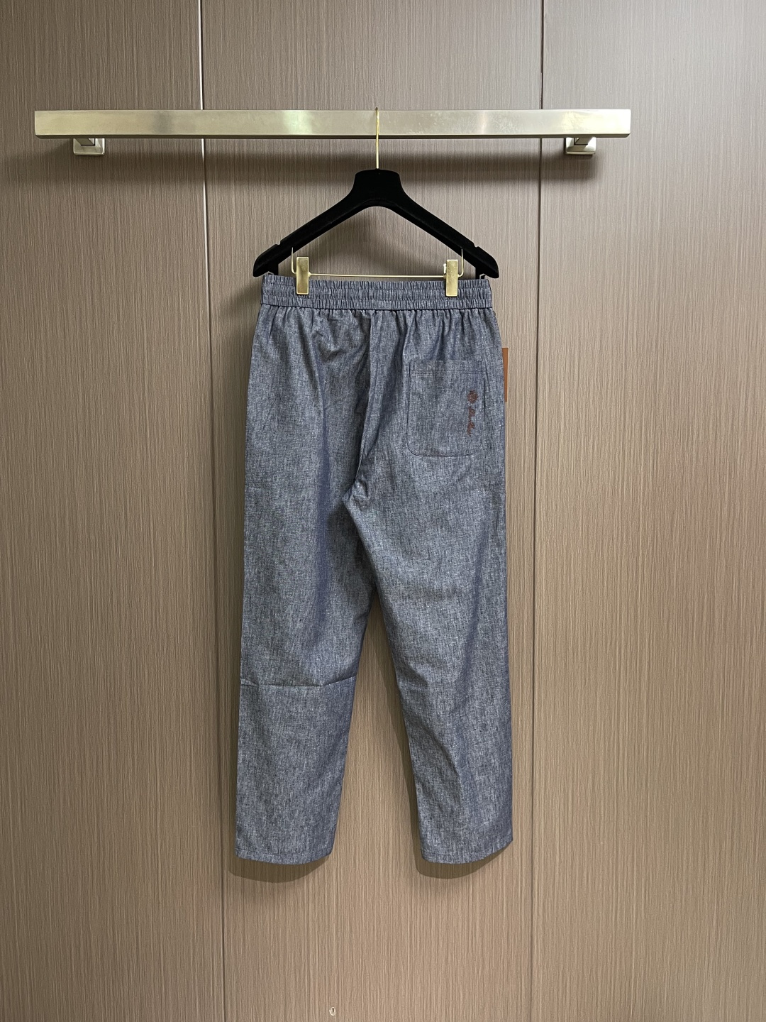loro Piana loroPiana 灰蓝亚麻裤，春夏新作，以意大利匠艺重塑夏日松弛感。甄选混纺面料