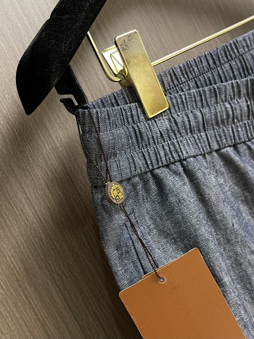 loro Piana loroPiana 灰蓝亚麻裤，春夏新作，以意大利匠艺重塑夏日松弛感。甄选混纺面料