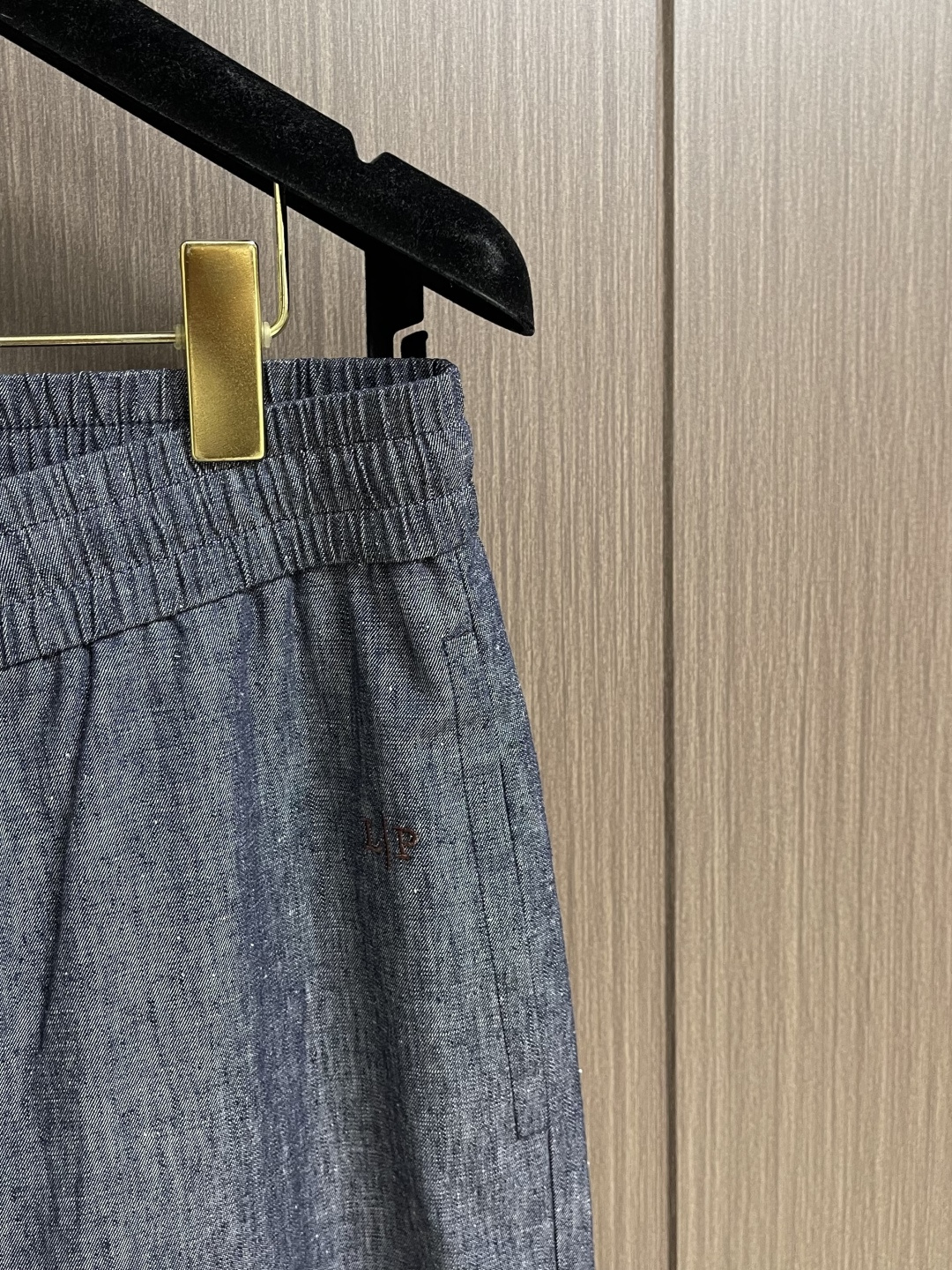 loro Piana loroPiana 灰蓝亚麻裤，春夏新作，以意大利匠艺重塑夏日松弛感。甄选混纺面料