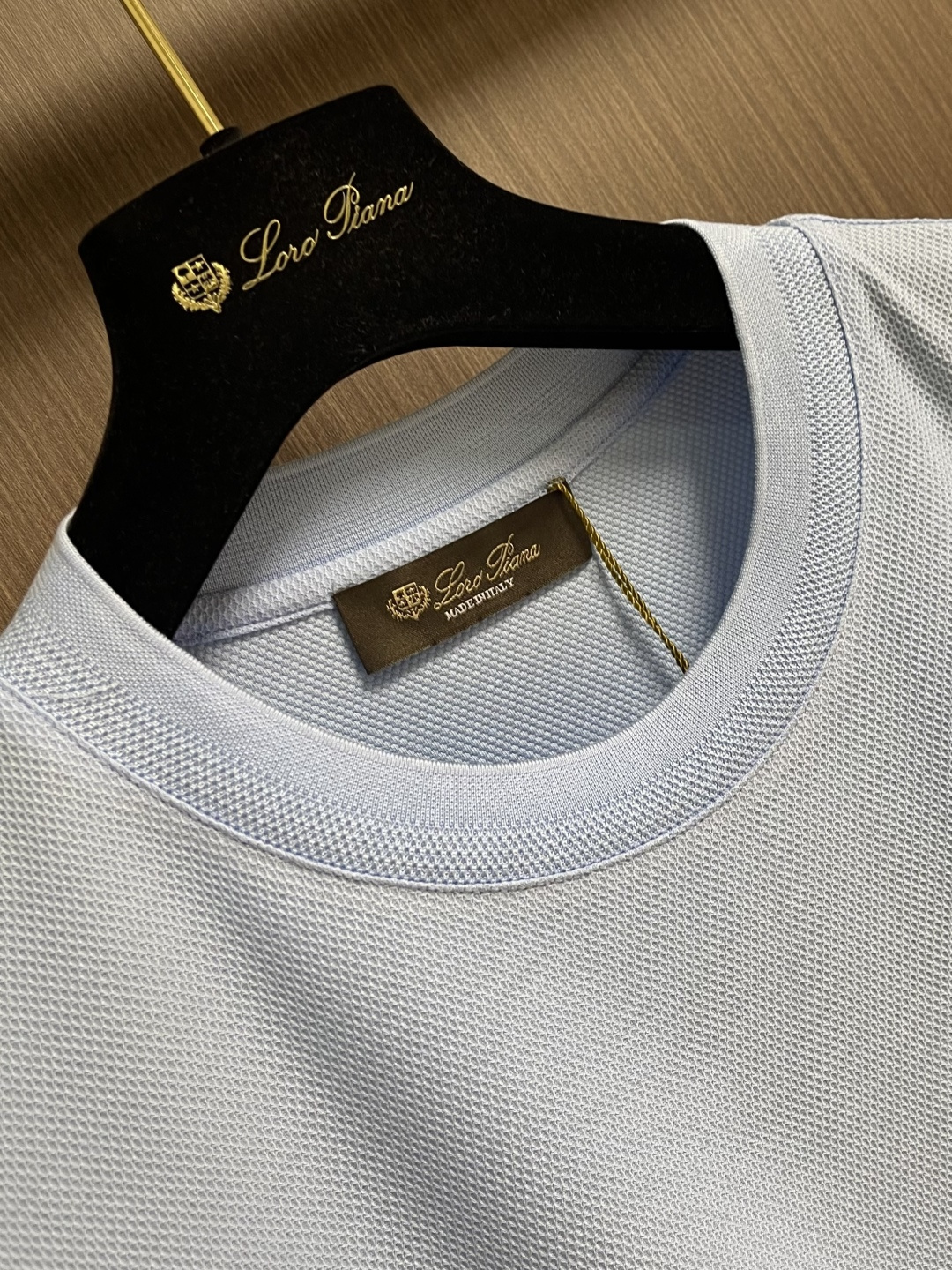 loro Piana loroPiana 2026SS春夏新品珠地网眼圆领T恤，100％长绒棉打造。珠地