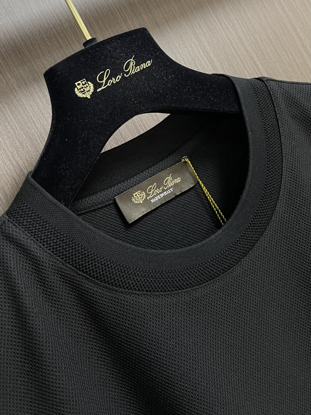 loro Piana loroPiana 2026SS春夏新品珠地网眼圆领T恤，100％长绒棉打造。珠地