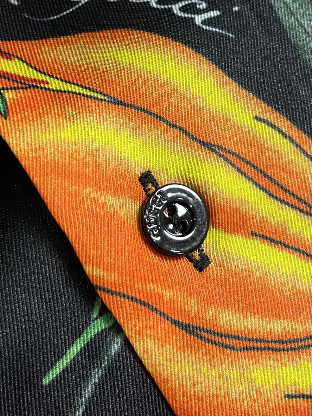 GUCCI 花丛桑蚕丝长袖衬衫，2026ss春夏系列全新上市。这款单品灵感源自《LaFamiglia》系
