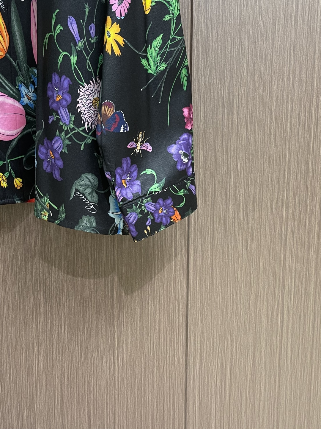 GUCCI 花丛桑蚕丝长袖衬衫，2026ss春夏系列全新上市。这款单品灵感源自《LaFamiglia》系