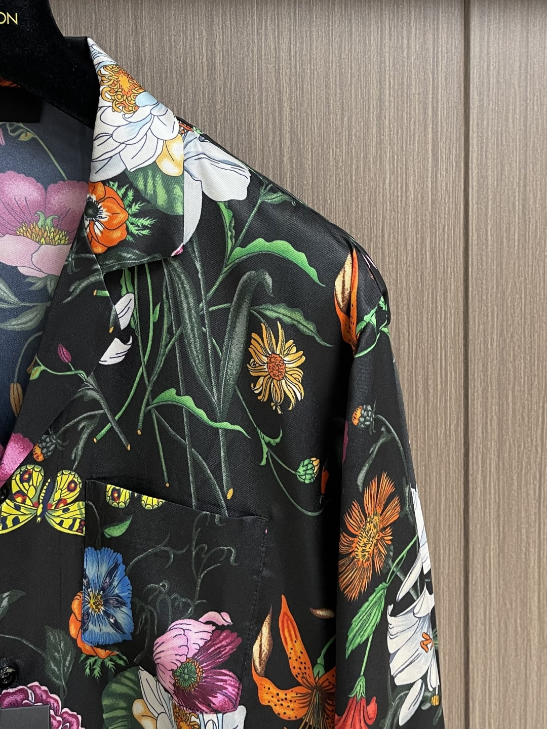 GUCCI 花丛桑蚕丝长袖衬衫，2026ss春夏系列全新上市。这款单品灵感源自《LaFamiglia》系
