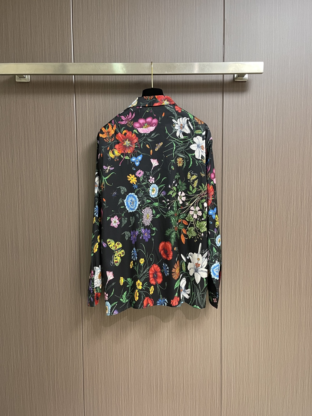 GUCCI 花丛桑蚕丝长袖衬衫，2026ss春夏系列全新上市。这款单品灵感源自《LaFamiglia》系
