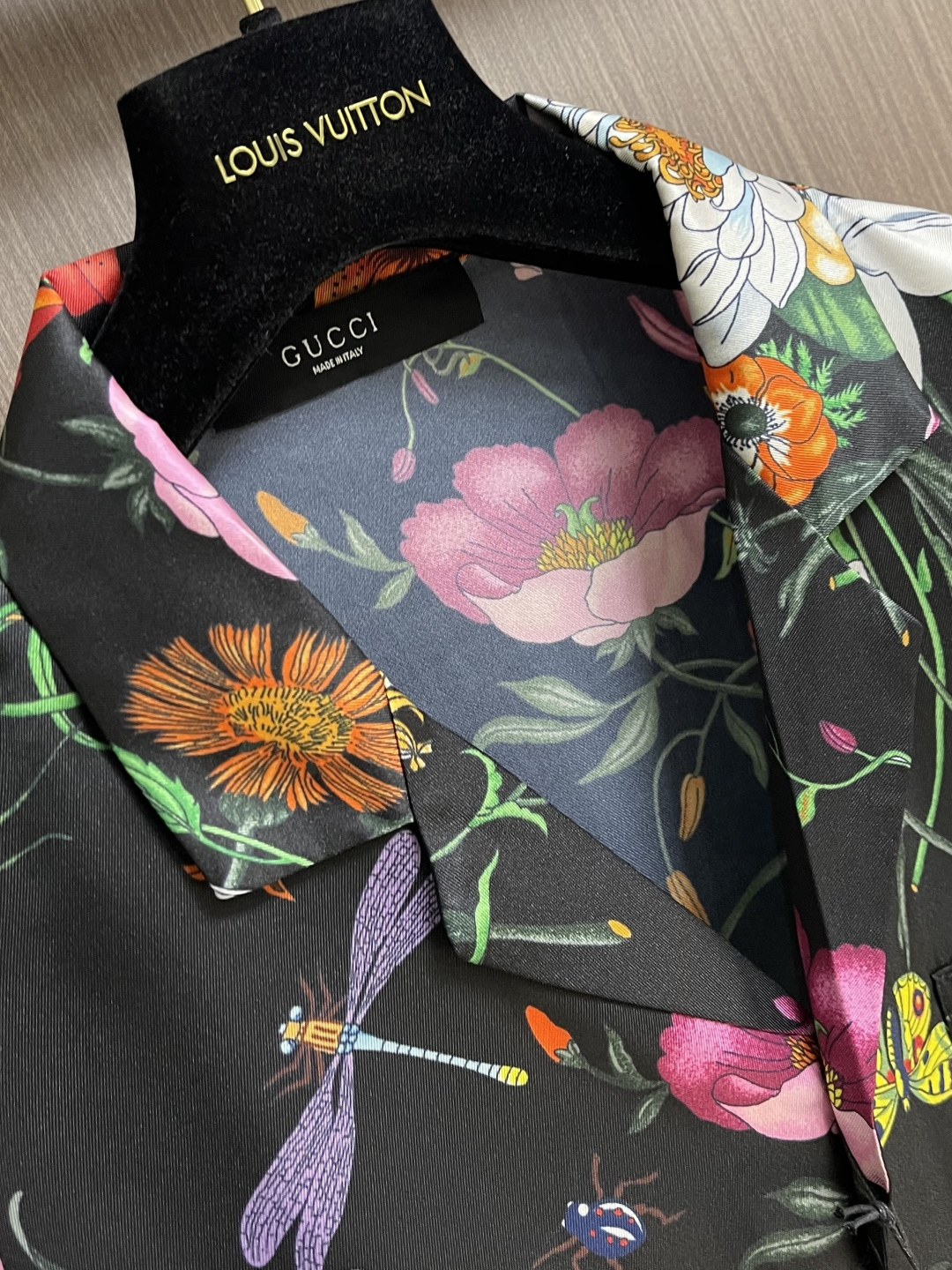 GUCCI 花丛桑蚕丝长袖衬衫，2026ss春夏系列全新上市。这款单品灵感源自《LaFamiglia》系