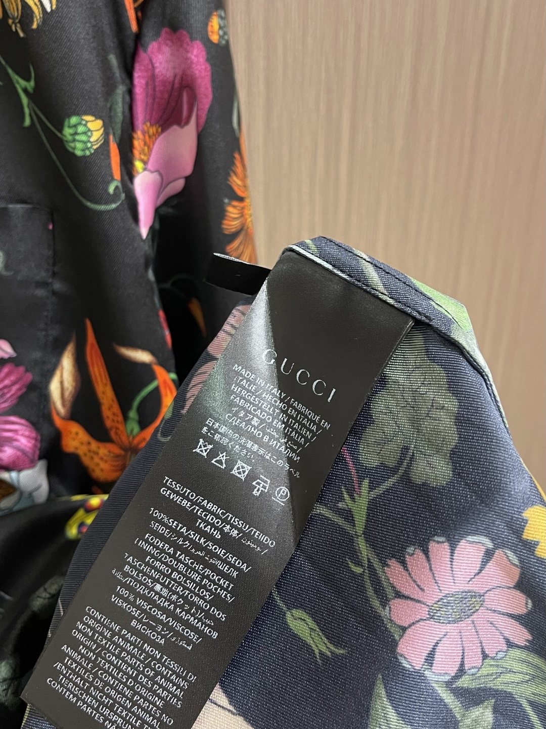GUCCI 花丛桑蚕丝长袖衬衫，2026ss春夏系列全新上市。这款单品灵感源自《LaFamiglia》系